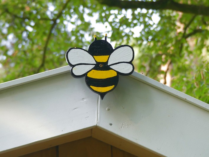 Biene am neuen Heim
