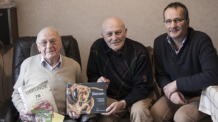 Jan-Hindrik Zielmann wurde für 70 Jahre Mitgliedschaft geehrt. V.L. Jan-Hindrik Zielmann, Willem van Loon (2. Vorsitzender), Andreas Buter-Staib (1. Vorsitzender)